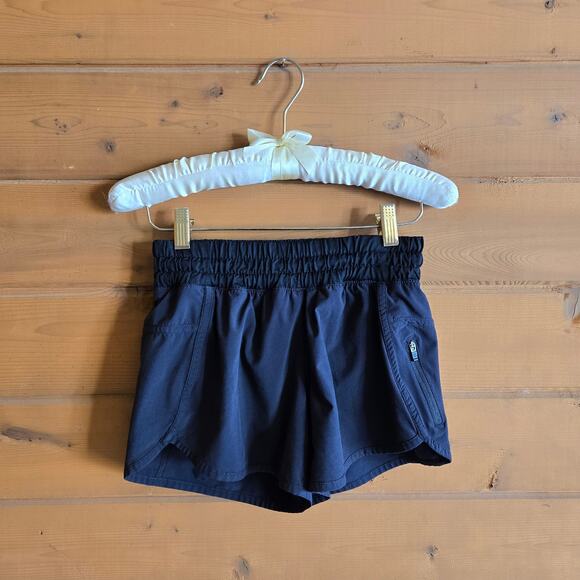 Lululemon Black Pull On Short Shorts Size 4 Zip Pocket Stretchy Waist Run Gym - Picture 1 of 3